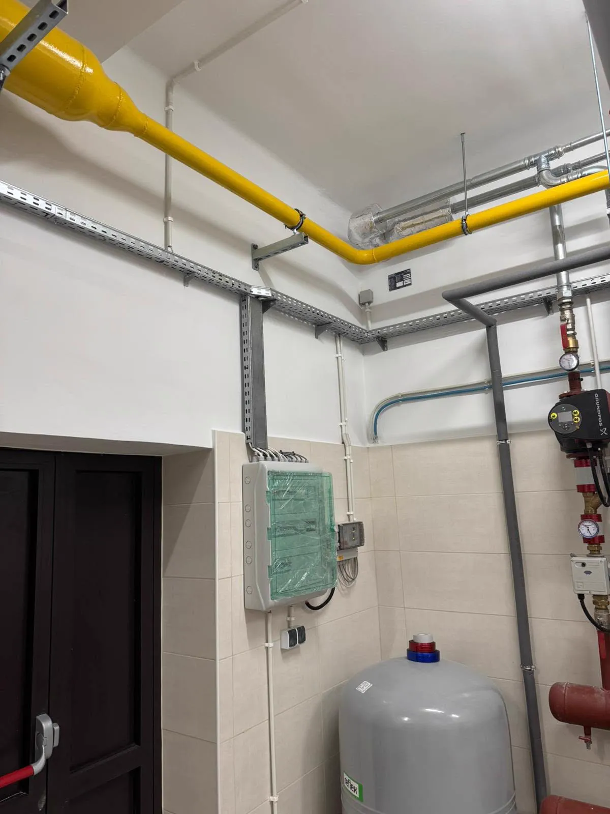 Instalacja gazowa i zbiornik wzbiorczy w kotłowni